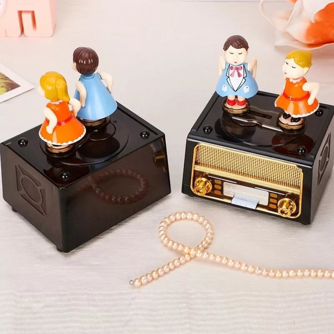 Radyo Tasarımlı Figürlü Hareket Eden Ve Öpüşen Çift Nostaljik Müzik Ve Takı Kutusu